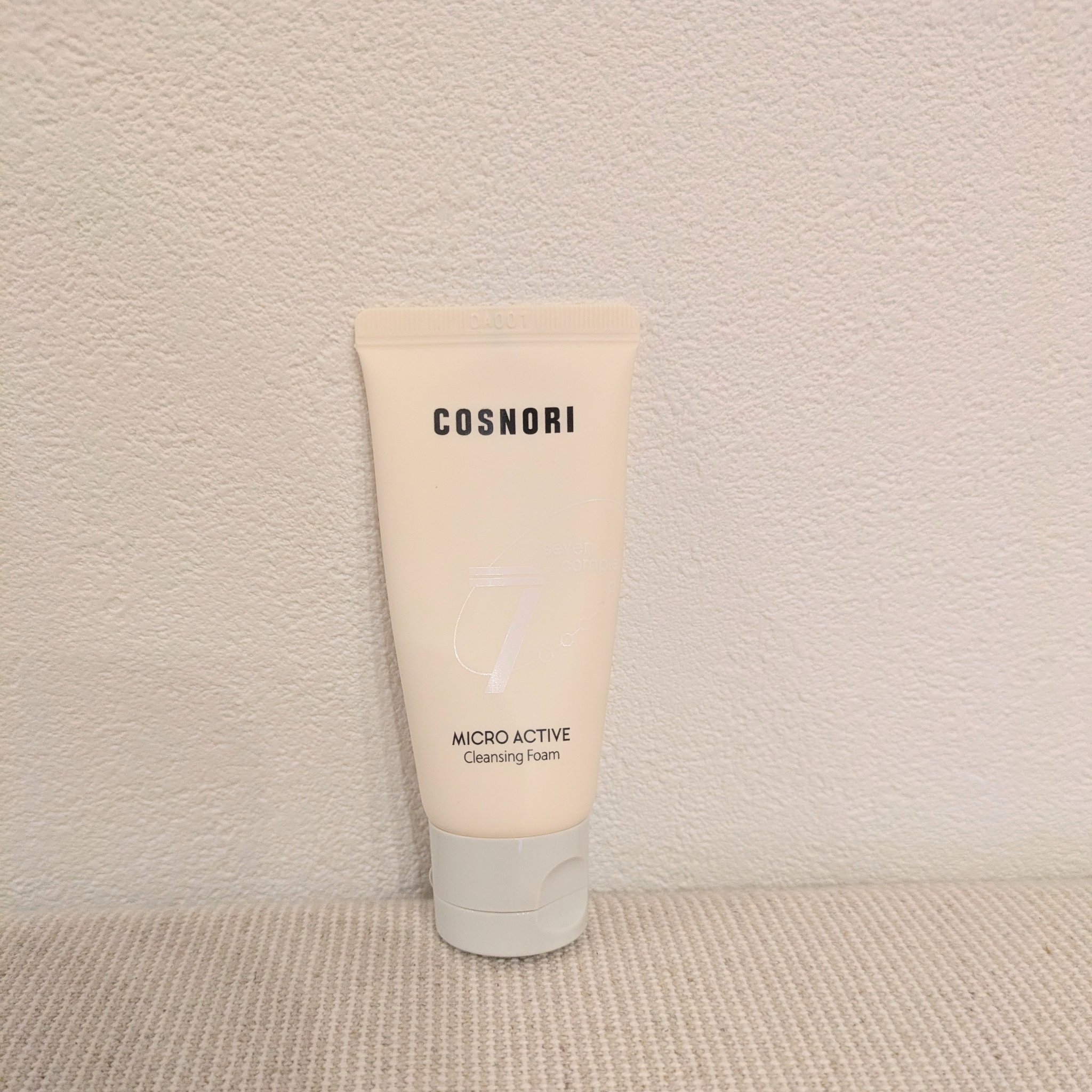 COSNORIのマイクロアクティブクレンジングフォームです。
以前、マスカラを購入した際にサンプルでついていました！

こちらは4種のピーリング成分が配合された
毎日使用できる洗顔フォームです☺️
4種類もピーリング成分がはいって大丈夫？！