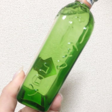  
本日の#パケ買いスキンケア 

#ヘチマコロン 
#ヘチマコロン復刻瓶 

だってかわいかったんだもんw
ポチってしまいましたww
昭和レトロなコスメってパケ買いしてしまう傾向有
こちらは限定復刻パッケージなので気になったら
早めの購入を…

ヘチマコロンは、昔使ったことあったけど
全く記憶になかったw
まず、香りはなし。
シャバシャバ系のローション。
浸透がいいので、3回くらいバンドプレスしてます。
私#冬は乾燥肌よりの混合肌 なんで
今の季節は物足りないw
だから他の化粧水を追い足してますが、
夏ならさっぱりと使えそう。
私は量を使ってしまいそうなので、
大きいサイズが出たら夏場に全身に使いたいアイテム。

#スキンケア #スキンケアマニア #スキンケアオタク #スキンケア購入 #スキンケア購入品 #スキンケア購入記録 #昭和レトロ #レトロコスメ #レトロコスメ好き #昭和感　#ヘチマコロン化粧水 ピュアの画像 その2