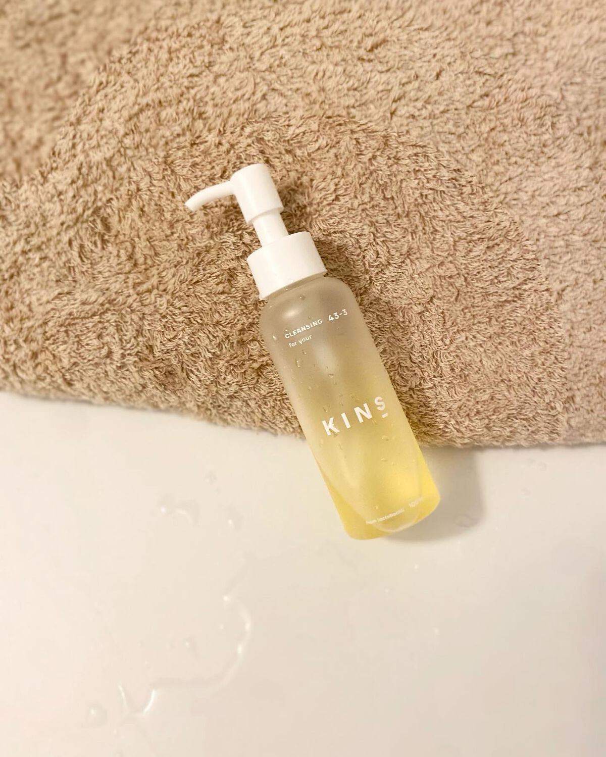 ここ最近よく使っているKINS CLEANSING OIL🪔✨

夏は特にウォータープルーフやティントを使う事が多いので、これ一つでメイクをスッキリ落とせるのはとってもラク🙌

それに小鼻の毛穴汚れやざらつきが、目立ちにくく感じたのがよ