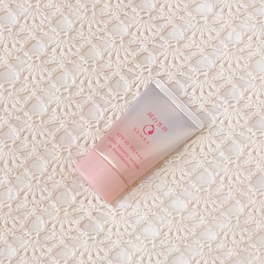 純白専科｜すっぴん色づく美容液フォンデュ
SPF30 PA＋＋＋

【価格】
￥1,500＋tax

【カラー展開】
全2色。標準肌なわたしは「ナチュラルベージュ」を使用しています。「ライトベージュ」は