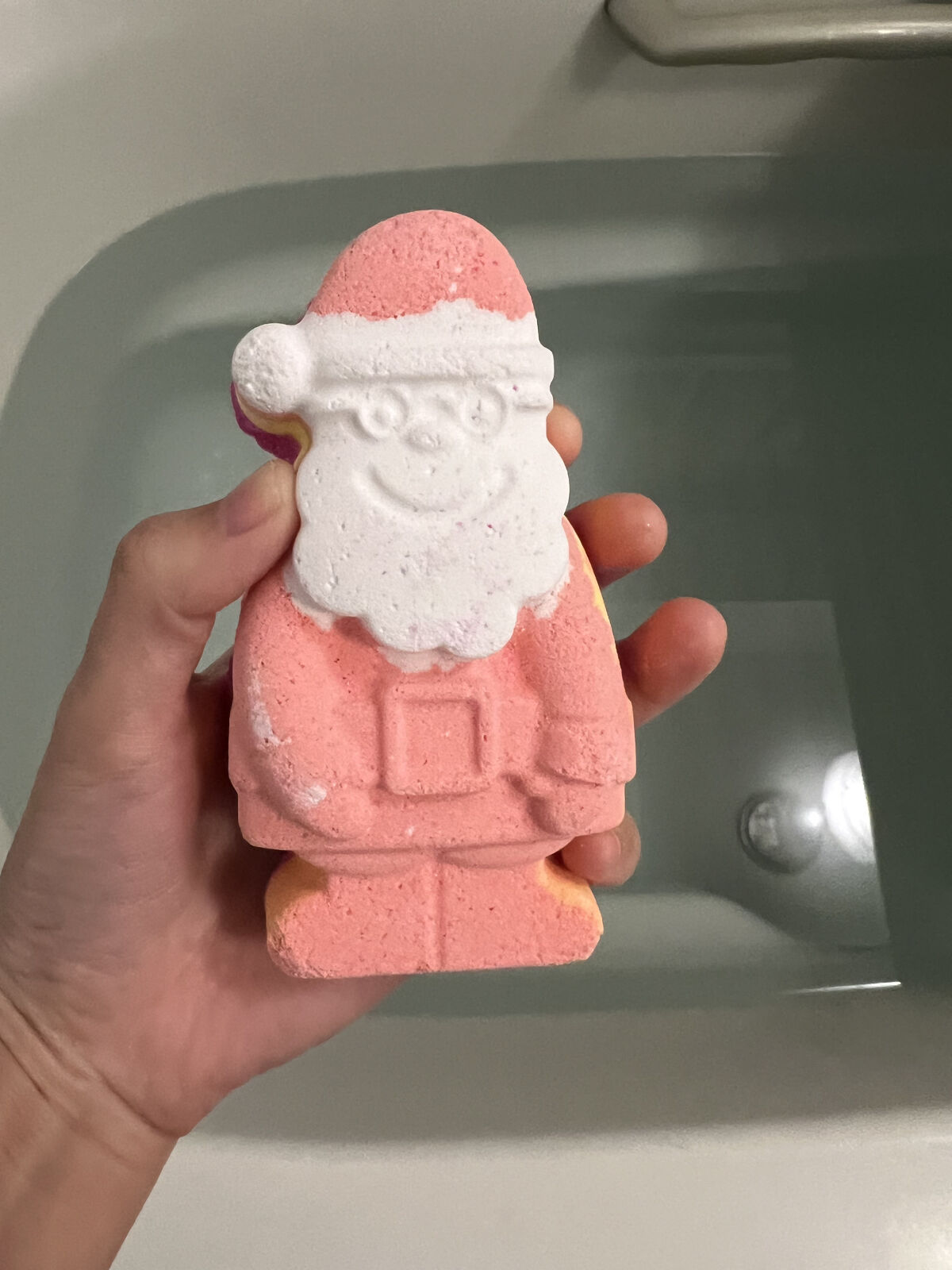 ラッシュ マジカルサンタ のクチコミ「LUSH   マジカルサンタ


¥730

いい匂いして最高のお湯でした。2枚目にどんな色に.....」（1枚目）