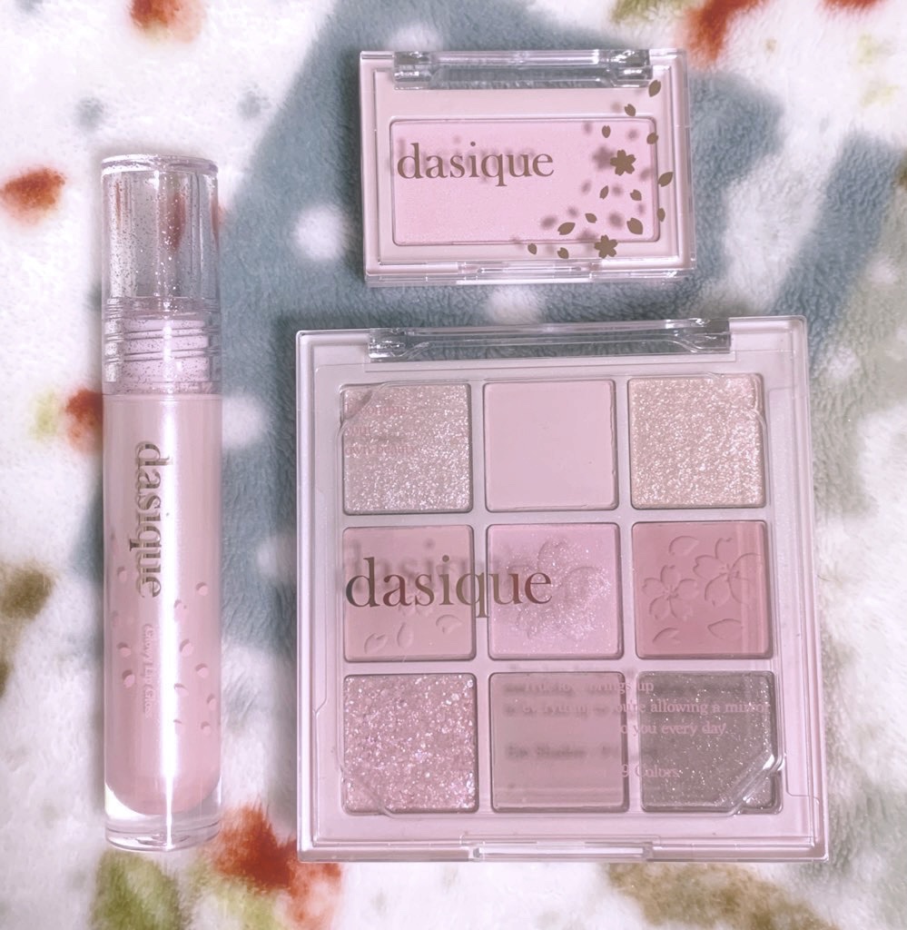 メガ割でデイジークさくらのセット購入
アイシャドウパレットめちゃくちゃかわいい
一番下の段の右のカラーはシルバーラメと思ったら
パステルカラーの多色ラメでやばいくらいかわいい
チークはめっちゃミニサイズでした
白味ピンクでハイライトっぽい感