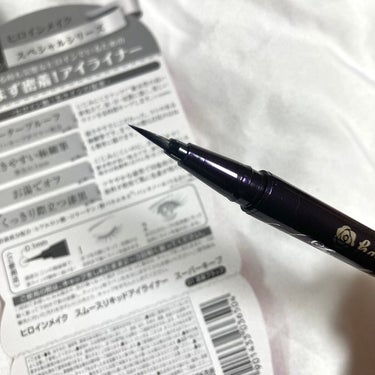 ○ヒロインメイク
  スムース リキッド アイライナースーパーキープ
  01漆黒ブラック
○価格：1100円


・汗っかきで涙もろい私はアイライナーがすぐに消えて滲んでしまいます(汗
色々なアイライナーを試した結果・・・
このヒロインメイクのアイライナーが1番良くてずっと愛用しています︎👍🏻 ̖́-

・筆先が0.1mmなので描きやすくて切開ラインも勿論描きやすいです！

・発色も良くて汗・涙・皮脂に強すぎるし、ウォータープルーフなのにお湯(メイク落とし)で簡単にオフできるのが優秀すぎました🛁 𓈒𓏸🚿


#ヒロインメイク_アイライナー の画像 その1