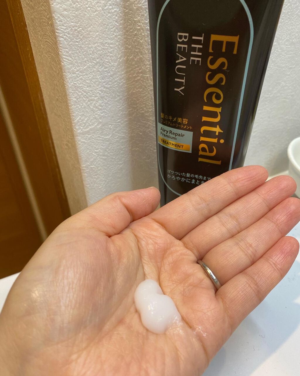 Essential THE BEAUTY 髪のキメ美容プレミアムトリートメント<エアリーリペアプレミアム>/エッセンシャル/洗い流すヘアトリートメントを使ったクチコミ(2枚目)