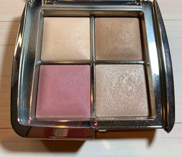 HOURGLASS Ambient Lighting Edit Miniのクチコミ「#目指せツヤ肌美人  

アワーグラス

アンビエントライティングエディットミニ-スカルプチャ.....」（1枚目）