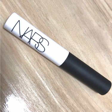 NARS インスタントライン＆ポアパーフェクターのクチコミ「NARS インスタントラインポアパーフェクター


白っぽい半透明のスティックの下地です。
ほ.....」（1枚目）