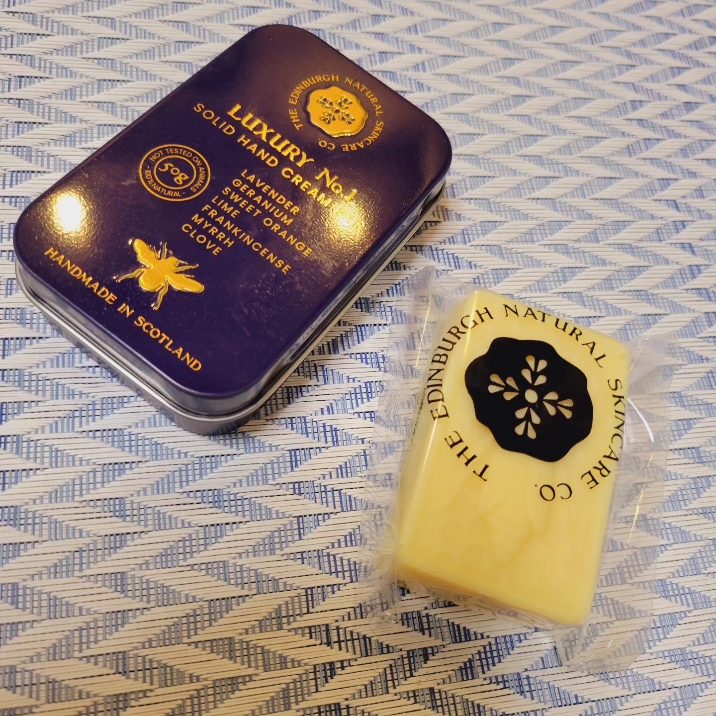 最初に伝えてきます！こちらは、石鹸ではないです。固形ハンドクリームになります。

原材料は、全て100%ナチュラル成分のみ。

○カカオバター
○ココナッツオイル
○ミツロウ

などです。長時間保湿してくれて、手荒れ、あかぎれ、日焼け肌にも