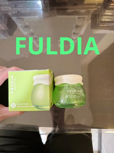 FULDIAのグリーングレープ ポアコントロール クリームです(*´Д｀*)
iherb購入品です！

1ヶ月間使用してみました！
テクスチャーは固めですが伸びが良く塗りやすい！
スパチュラ付属してます