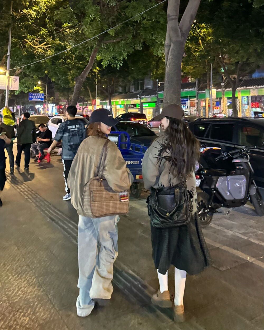 ひとみ on LIPS 「親しい友達と会うことになった#コーデ#ファッション#韓国ファッ..」(1枚目)