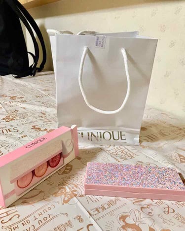 
CLINIQUE
チークポップホリデイコレクション
ウォーム

CLINIQUEの人気のチークのパレットです！
まずケースがキラキラですっごく可愛い♡
色味も綺麗で3色重ねてグラデーションにしてもとて