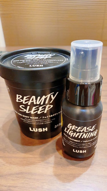 いちご鼻が気になって、LUSHさんのビューティスリープと艶肌ドロップを購入しました。

【ビューティスリープ】
フェイス&ボディマスク
お肌を整える働きを持つオイルやたっぷりのハーブが、シルクのように滑