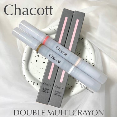 ベースメイクに仕込む！顔面補正クレヨン🖍️
ーーーーーーーーーーーーーーーーー
Chacott
DOUBLE MULTI CRAYON
422 ボルチーニ&クラウドダンサー
423 キャンドルピーチ&シェルピンク
ーーーーーーーーーーーーーーーーー
 𓈒𓏸 presented by ｟ Chacott ｠ 

▷ 422 ボルチーニ&クラウドダンサー
ツヤ玉メイクカラー
肌馴染みのいい陰影でツヤ感際立つメイクに！
涙袋メイクにも♡
ほうれい線カバーや涙袋にも♡
ベージュカラーがそんなに暗くないのでほんのり陰影が付けられる◎
ホワイトも真っ白にならないので自然なハイライトに！


▷ 423 キャンドルピーチ&シェルピンク
すっぴん風メイクカラーに。
自然な血色感を演出するピンク系カラーと、ベージュ系のツヤカラーで内側から発色したような血色感のすっぴん風ナチュラルメイクへ！
じゅんわりほっぺがナチュラルヘルシーな肌へ♡
かなり馴染みが良くてお気に入り。


柔らかいペンシルでスルスル描けちゃう！
肌に馴染ませる時は手持ちのパフを使いました🙆‍♀️
目元に使って影をつけたりポイントにカラーを入れたりしてもおすすめ。

これ1本で便利すぎる♡
気になる方はぜひチェックしてみてください！

#PR #chacott #チャコット #コントゥアリング #ハイライト #シェーディング #マユコスメ_ハイライト #マユコスメ_シェーディング
の画像 その0