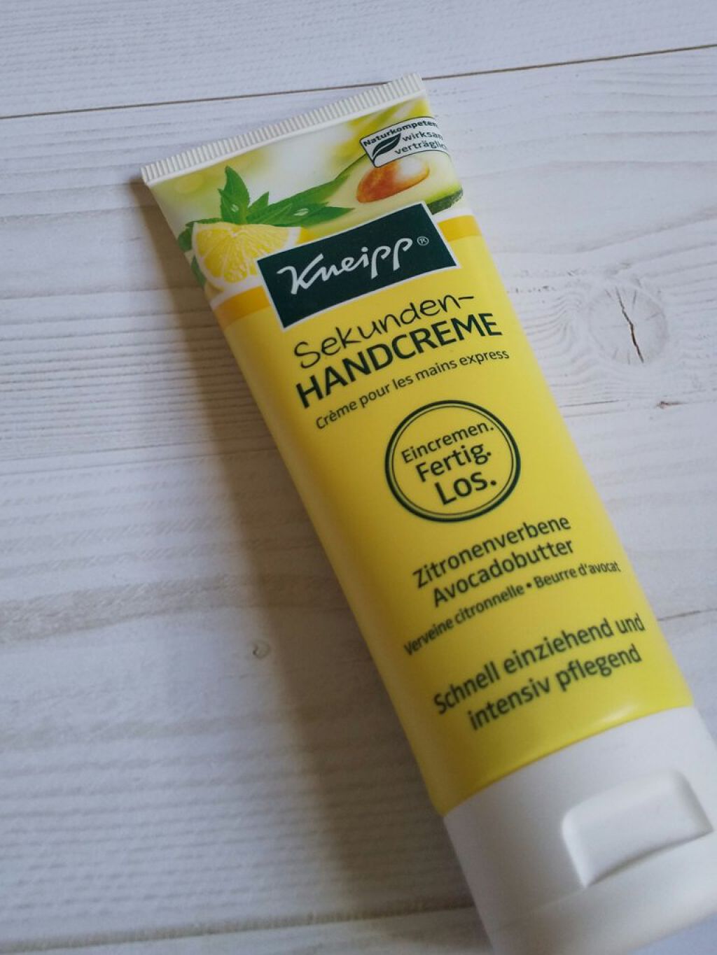 
ご紹介する商品はこちらです。




『クナイプ  ハンドクリーム』


ヴァーベナ&アボカドの香り




・アボカドバター（保湿成分）とホホバオイル（保湿成分）のハンドクリーム
・やさしく潤いを与え、すべやかな手肌へと導く
・乾燥から