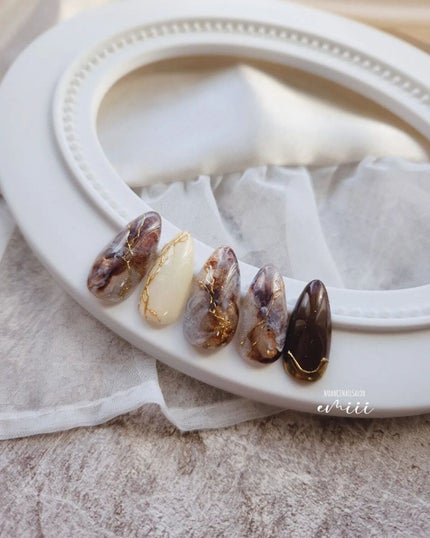 e_nails//フォロバ◎//ネイルとコスメ好きママ on LIPS 「Brown Nail𓈒*⑅𓂃𓂃𓈒*⑅今回はインクを使っての大理..」(1枚目)