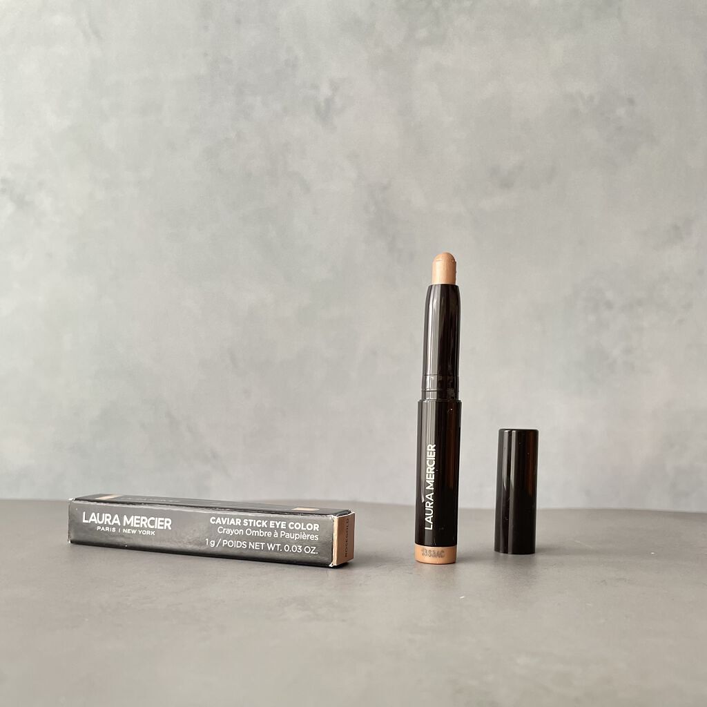 名前はローズゴールドですが赤みは控えめで普通のゴールドに近いです。

ひと塗りするだけでも付きは良く、ペン先は丸く少し太めなので目のキワなどは指で広げると良いかな。

主張の強すぎない偏光パールなので扱いやすいと思います。

スティックタイ