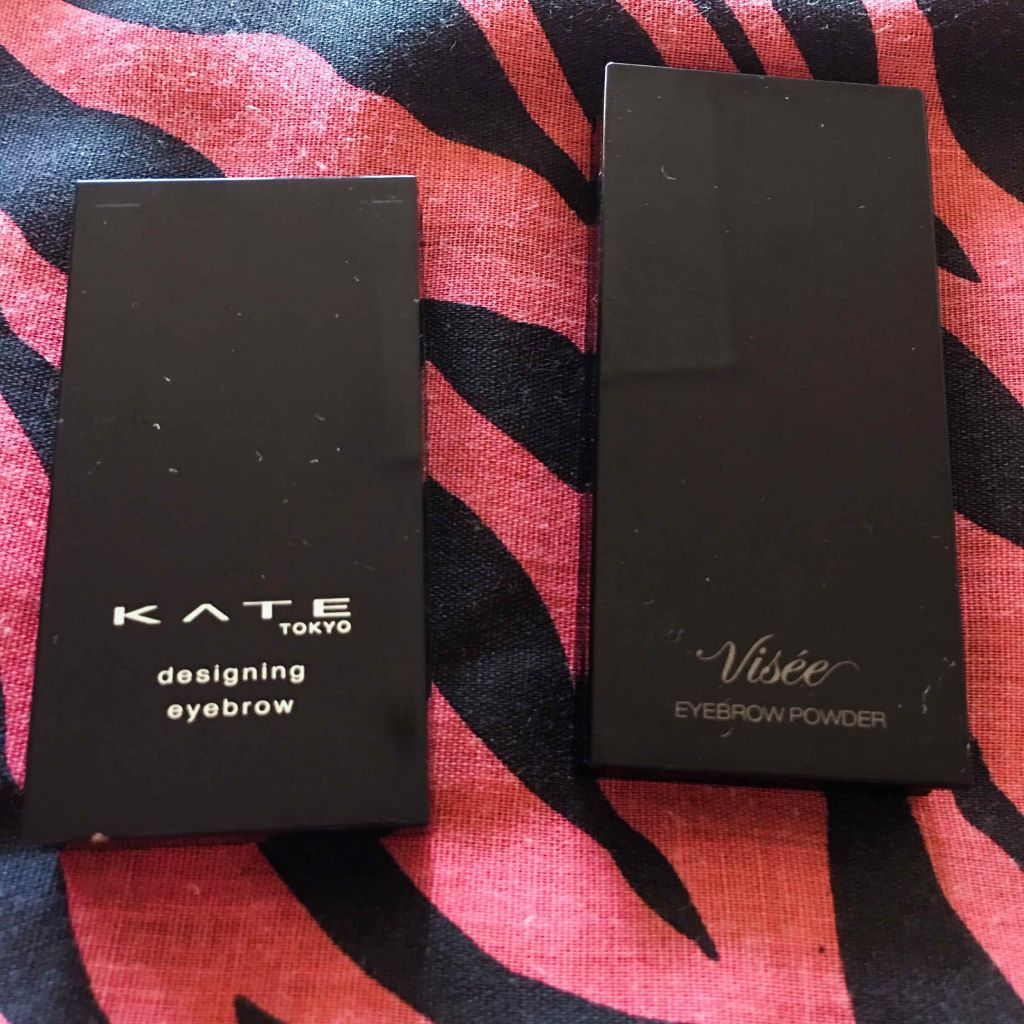 
KATE デザイニングアイブロウ3D ライトブラウン系 (左)
Visee リシェ アイブロウパウダー (右)

今回はこの2種類を比べてみました‪\( ¨̮ )/


𓇼KATE𓇼
粉っぽく感じる
フタが開けやすい
ブラシの毛が柔ら