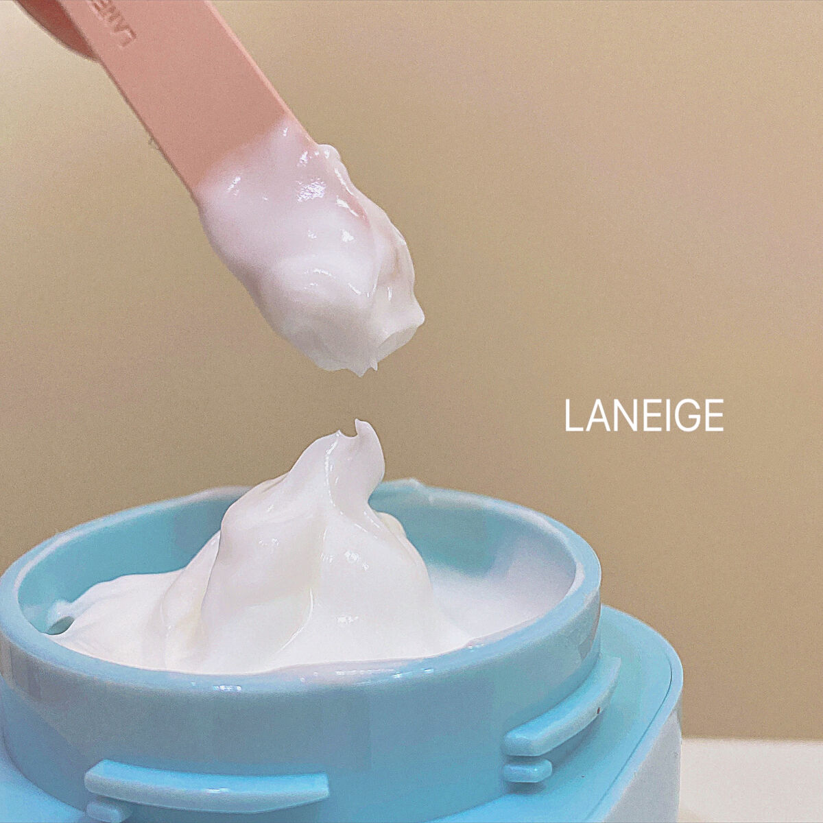 LANEIGEの乾燥肌用ウォーターバンク クリーム
使ってみました！


使い心地は
べったりかな？と思いきや
スーと馴染みました✨


私がすごく敏感肌で
赤くなったりヒリヒリしたりする事もありますが、
これは全然ヒリヒリもしないし
むし