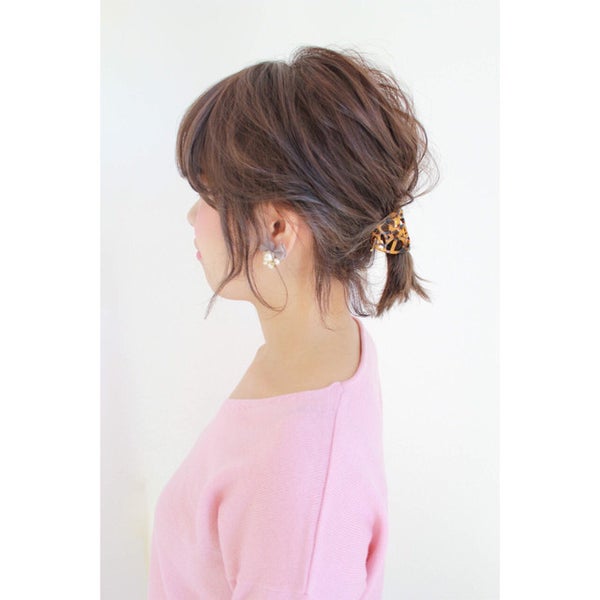 後れ毛を活かしたカジュアルスタイルの女性