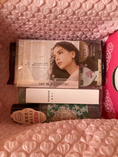 BLOOMBOX　ブルーム ボックス


コスメのお楽しみ袋🛍️


1月号　お試しで買って見ました😊


クーポンでお試しがあり500円くらいです！

⭐️メイク持続シート
⭐️ミスト
⭐️薬用ホワイ