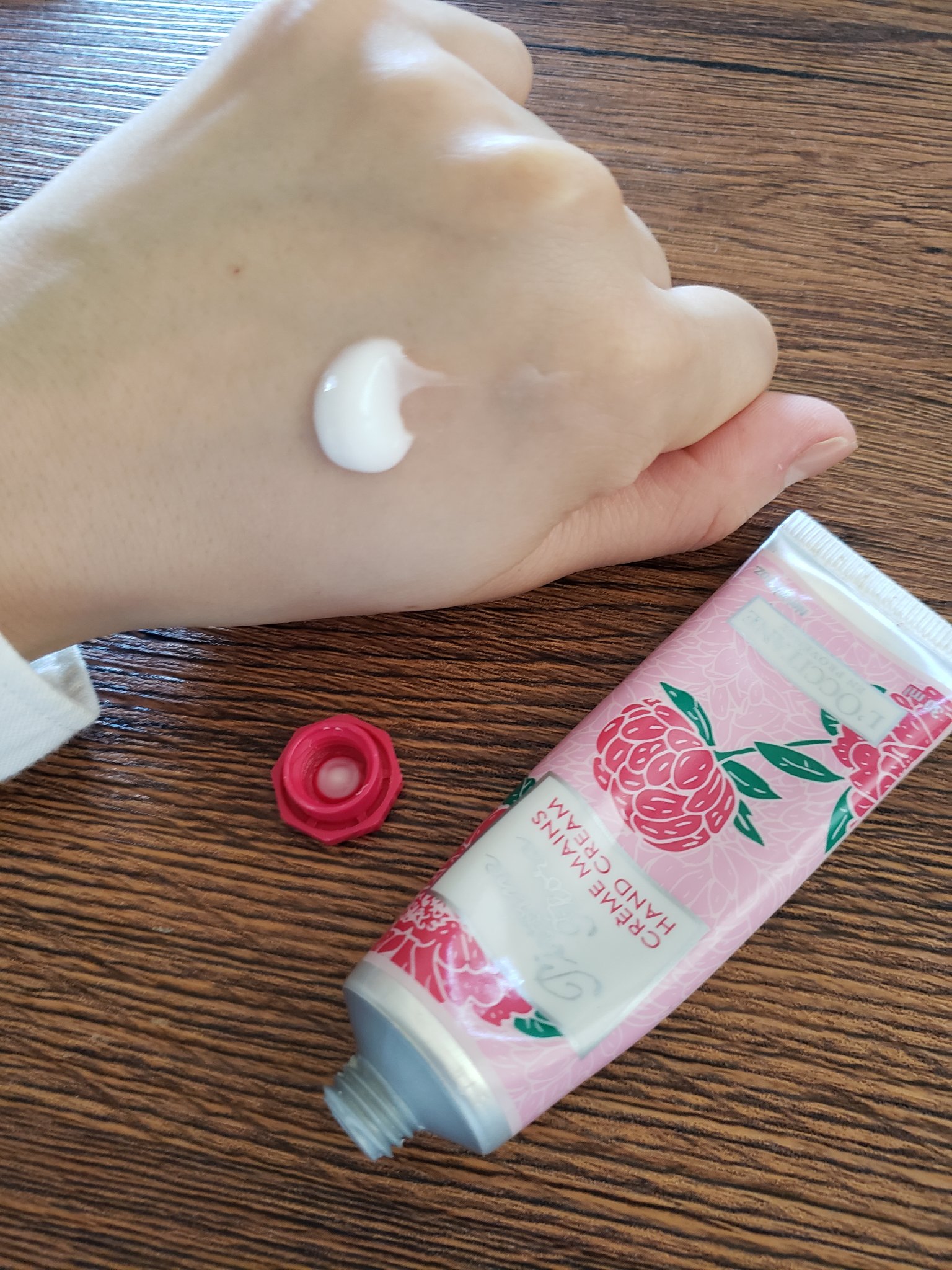 ピオニー フェアリーハンドクリーム 30ml/L'OCCITANE/ハンドクリームを使ったクチコミ（2枚目）