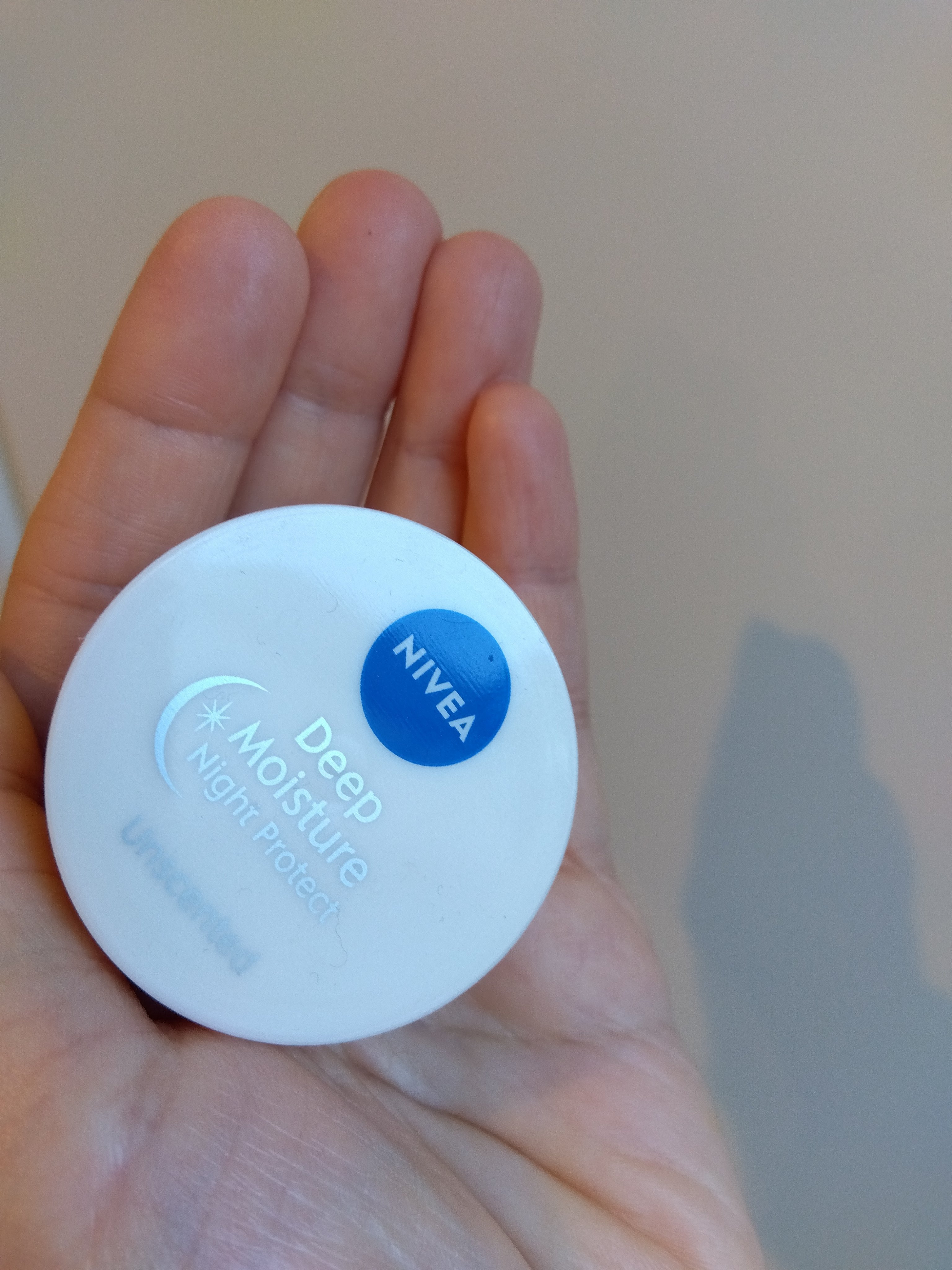 NIVEA
ディープモイスチャーナイトプロテクト　無香料
スキンミルクしっとりポンプ本体 350g

どちらも、NIVEAのお気に入り！

使い切りです　
保湿感の持続が　長続きするとこが　どちらもすきです



ディープモイスチャーナイト