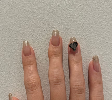 DAISO ミラーネイルパウダーのクチコミ「ミラーグラデネイル🪞🖤
ダイソーのミラーネイルパウダーは粗さはあるけどコスパ的によきだし、遠.....」(2枚目)