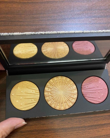 フラッシング アイス エクストラ ディメンション スキンフィニッシュ トリオ ミディアム ディープ/M・A・C/パウダーハイライトを使ったクチコミ(1枚目)