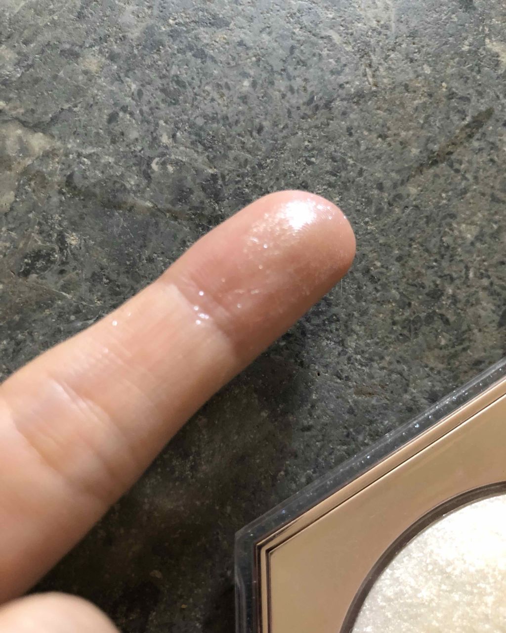 DIAMOND BOMB/FENTY BEAUTY BY RIHANNA/パウダーハイライトを使ったクチコミ（2枚目）