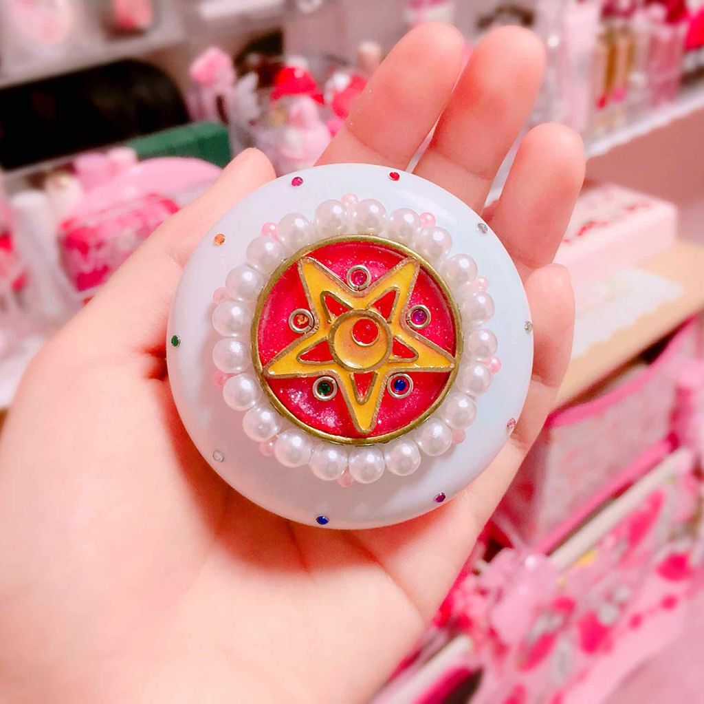 セリア コスメケースのクチコミ「セリアで買ったパウダーケースをDiyしてみました！
セーラームーン風にしてパールやストーンで作.....」（2枚目）