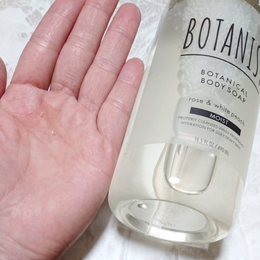 BOTANIST ボタニカルボディーソープ（モイスト）のクチコミ「リニューアルされた商品です。

シンプルなデザインのボトルです😊

手に出してみるとほぼ無色透.....」（3枚目）