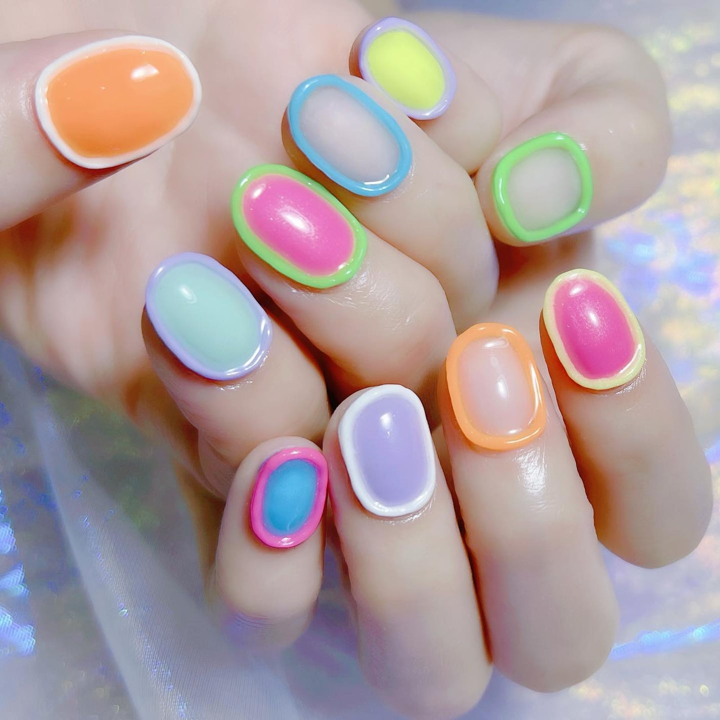 なかやまちえこ on LIPS 「カラフルな囲みネイル💅⠀⠀@reno_vocal⠀施術は@ab..」(1枚目)