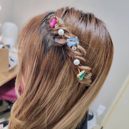 ヘアメイクみどり【YouTube】 on LIPS 「最近流行っているねじりアレンジです🙆♀️こちらは耳を出さない..」(5枚目)