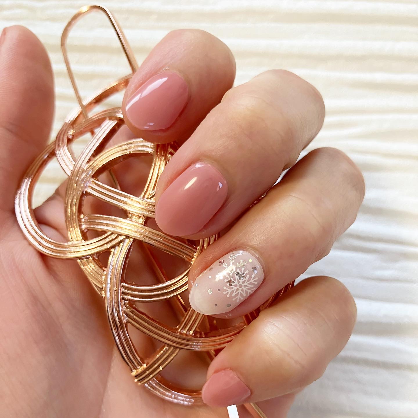 セミキュアジェルネイル（ハンド） ND-405 N Pink Snow (merry christmas collection)/ohora/ネイルシールを使ったクチコミ（3枚目）