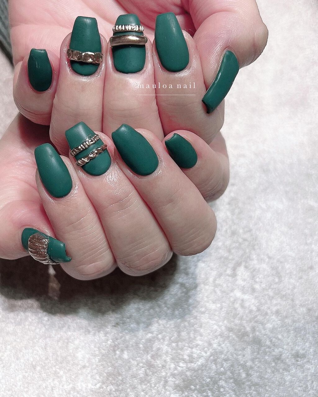 #緑ネイル,#ネイル,#アートネイル,#冬ネイル,#ミラーアートネイル,#リングネイル,#成人式ネイル,#ジュエリーネイル,#ミラーネイル,#手書きアートネイル,#ハートネイル,#パーツネイル,#ミラーネイル,#シルバーアクセネイル,#冬ネイル,#天王寺ネイルのネイルデザイン