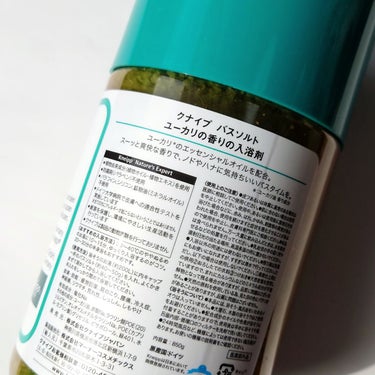 すっきり爽やかバスソルト

KNEIPP
　バスソルト　ユーカリの香
　>> 850g

#購入品レビュー

最近クナイプの入浴剤にハマっていて
試しに1回分のものを購入してみたら
スッキリして良かったので
ボトルタイプを購入してきました✨

毎日ではありませんが
8月〜9月前半で使っていました☝️

もう使い切ったので
記録として簡単にレビューを残します📝

――――――――――――――――――――――

【 review 】

気分スッキリ🌿
ユーカリ精油配合のバスソルト。

スーッと爽やかな香りなので
蒸し蒸しと不快な梅雨や暑い夏に
おすすめですよ🌷

私は大さじ4杯ほど入れていました！

お湯もほんのりグリーン系で涼やか💚

バスソルトをいれてすぐ入浴したときは
スーッとした香りがしていましたが
3番目に入浴したときは
薄れたような感じで ほんのりでした😂

あまり持続力は求めずに
自分が癒やされるために入れるなら🙆‍♀

また夏になったら買おうかな💭

――――――――――――――――――――――

#KNEIPP #クナイプ #バスソルト
#ユーカリの香り #入浴剤
#クナイプバスソルト #ボディケア
#使い切りコスメ #bathsolt の画像 その1