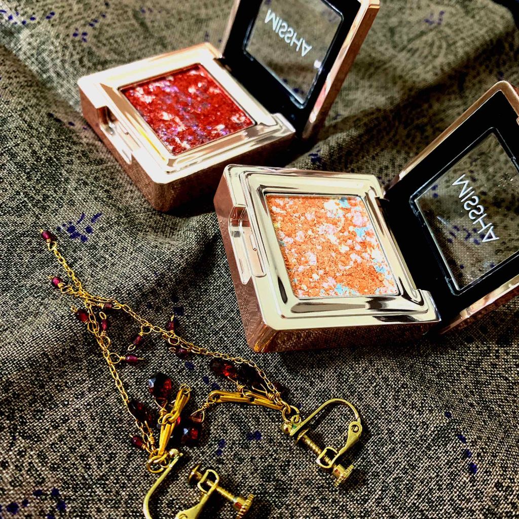 クロミミ on LIPS 「たすけて、みんな〜!!じつは昨日、グリッタープリズムシャドウを..」(2枚目)