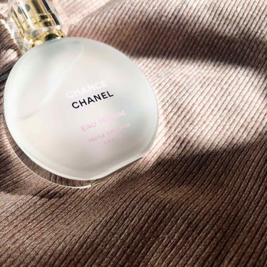 CHANEL チャンス オー タンドゥル ヘア オイルのクチコミ「一見無防備な姿からふわりくすぐる甘い香りは﻿
最早確信犯﻿
﻿
﻿
﻿
CHANEL ﻿
#チ.....」（1枚目）