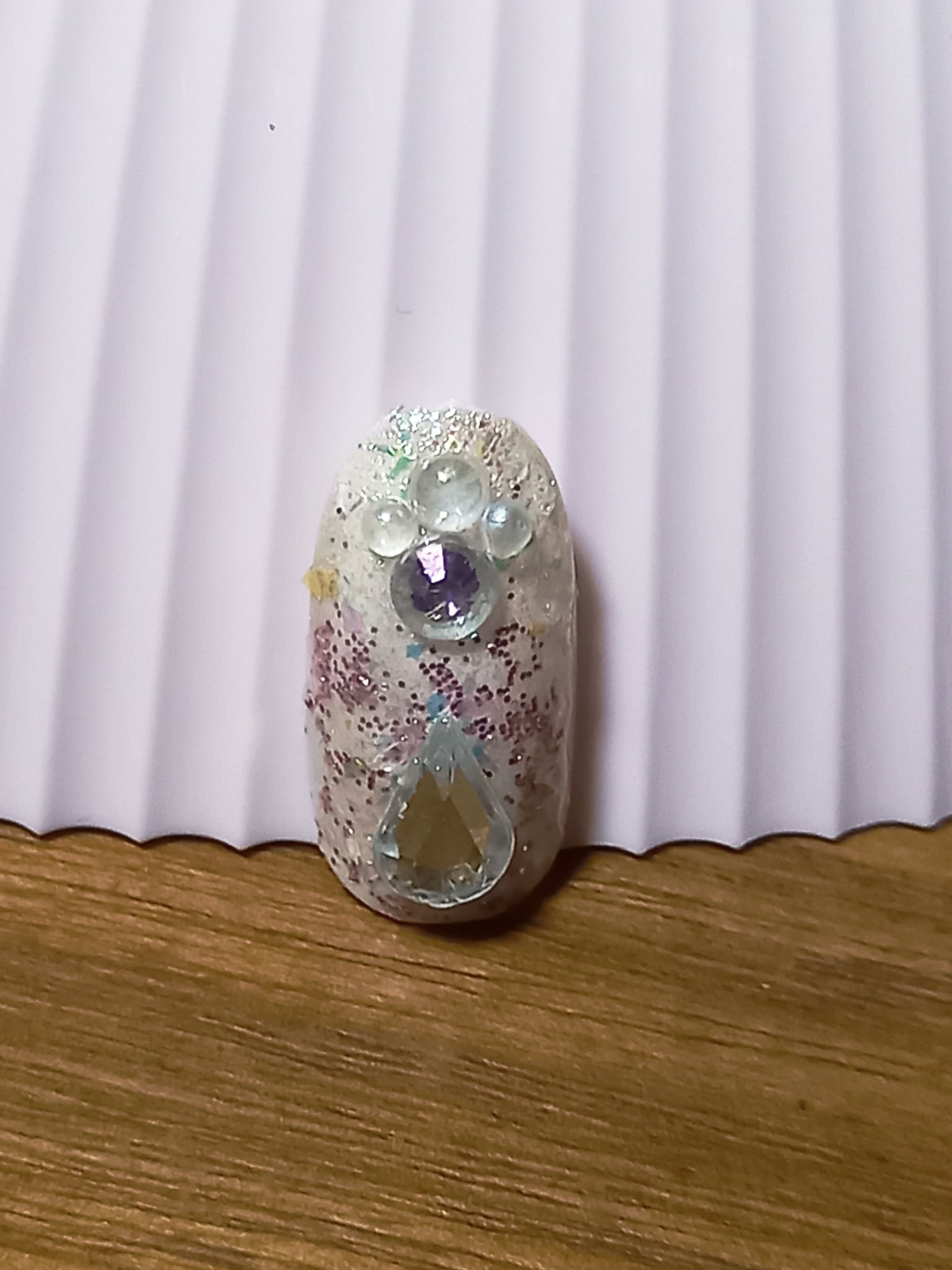 キラキラカラフルネイル！

下地としてMilky WHITEを二度塗り
Frozen SILVERを一度塗り
半分下にピンクラメ
半分上にホワイトラメ
大きめのラメを全体にして
とにかくキラキラにさせる
一度硬化して
ノンワイプトップコート