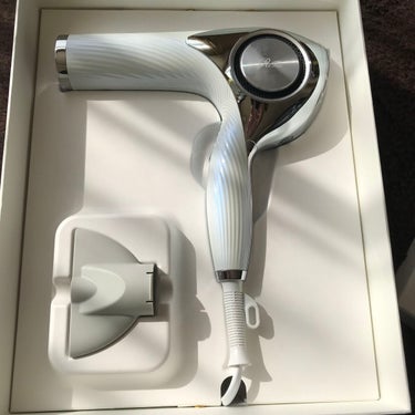 ReFa　ReFa BEAUTECH DRYER PRO　White

こちらは早めの誕生日プレゼント
ということで妹にもらいました！

前まではパナソニックの
まあまあいいドライヤーを
使用していたのですが
こちらも口コミがいいので
気になっていました。

よくわからないのですが
カメラ？が搭載してて
温度が上がったら自動で
冷風に切り替えてくれます。

風量強いです！

でも1つだけ難点が、、

後ろの部分か電源
オンオフなのですが
持つところにモード切り替えの
ボタンがあってドライヤーを
使用しているとそこの
ボタンを押してしまいます。

ロック機能とかあれば
いいのですがないので
手を持ち替えたりするときに
押してしまいます。

そこが-★ですね(;o;)

の画像 その1