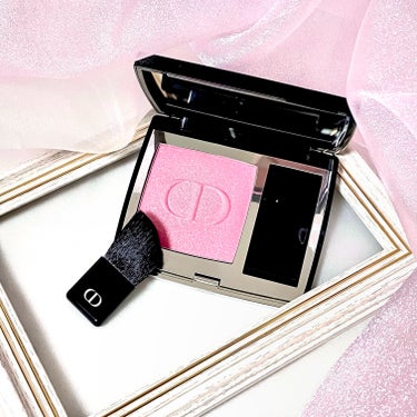 ☑︎Dior / ROUGE BLUSH
・212  チュチュ ホログラフィック

未開封コスメそのに✌️

去年リニューアルしてバズったチークさん。
これはもうほんとに可愛すぎて買うしかなかった。

