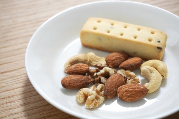 クッキータイプの完全栄養食とナッツ