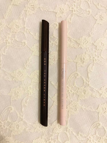 UZU  38℃ SHADE LINER 
Bbiaラストオート ジェルアイライナー（11）
今回は涙袋を自然かつ簡単に作ることができるアイテムを紹介します✨

まずは左側にあるUZUのアイライナーから