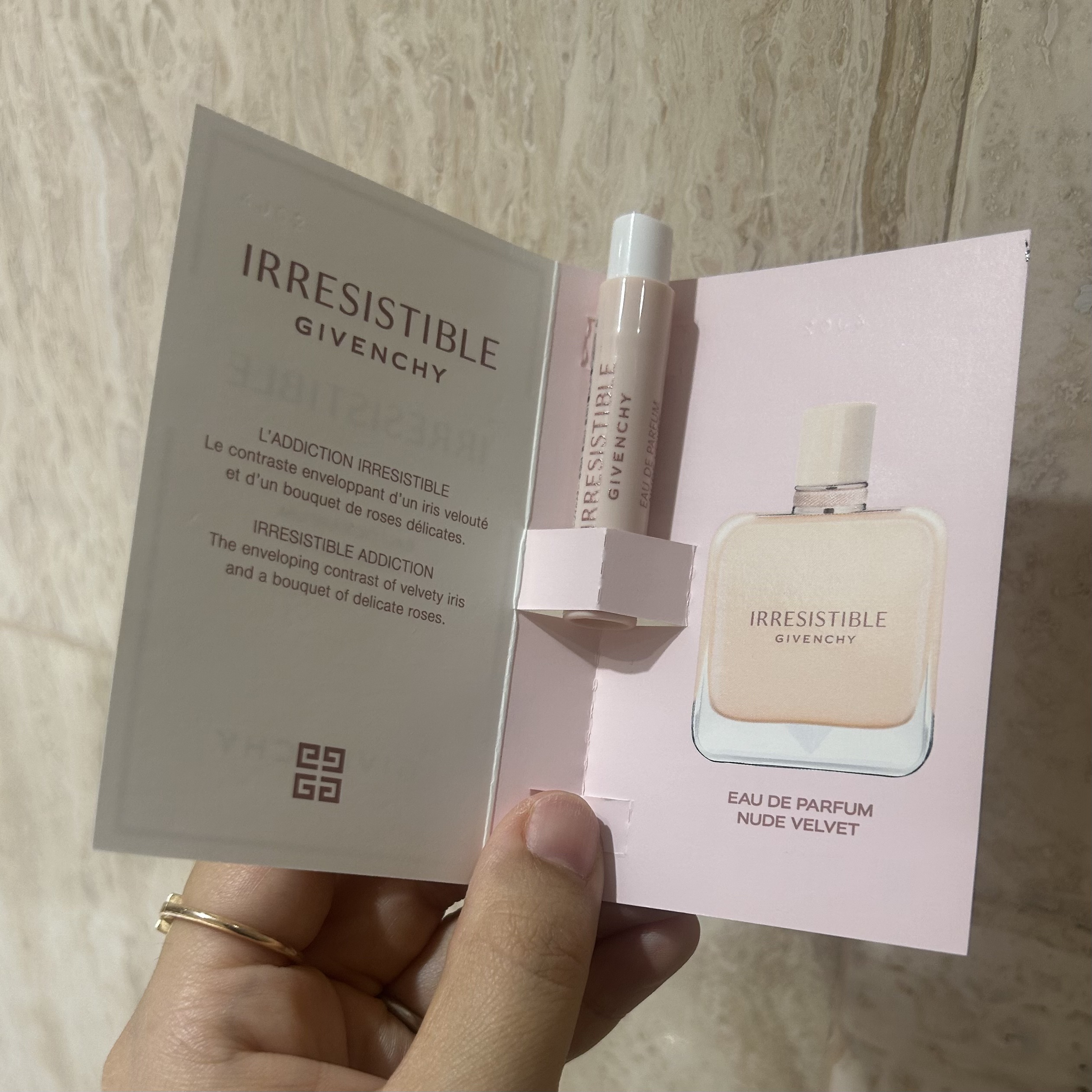 イレジスティブル オーデパルファム ヌード ベルベット/GIVENCHY/香水を使ったクチコミ（2枚目）