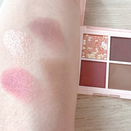 レブロン ダズル アイシャドウ クアッド/REVLON/アイシャドウパレットを使ったクチコミ(4枚目)