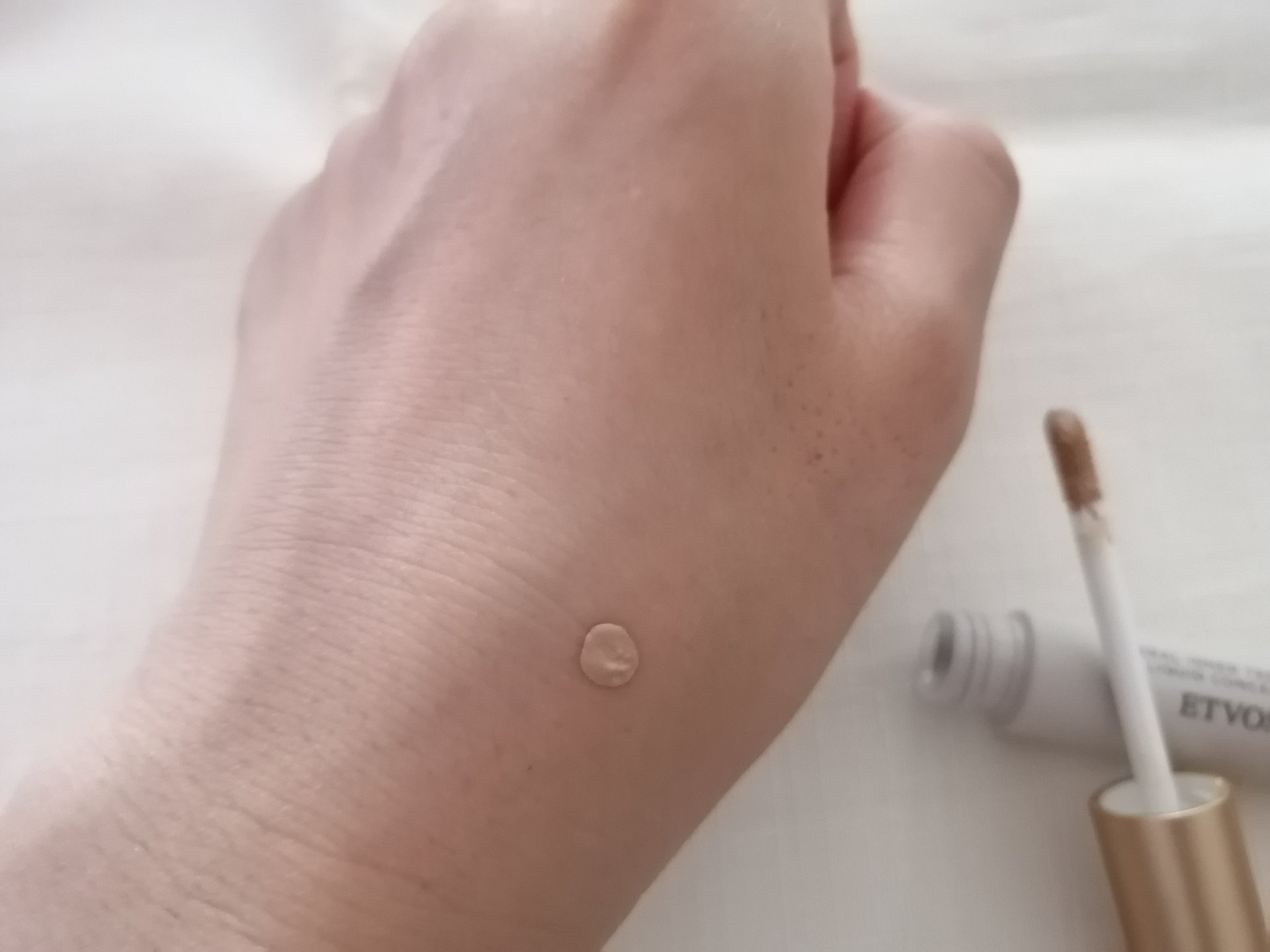 ミネラルインナートリートメントリキッドコンシーラー ナチュラルベージュ/エトヴォス/リキッドコンシーラーを使ったクチコミ（3枚目）