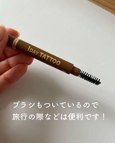 ＼自然なふんわり眉を作れるアイブロウ／

K-パレットの1DAY TATTOは、アイライナーを
ずっと愛用していて、何本もリピしていますが
今回はアイブロウをご紹介🤲

✔︎ Ｋ-パレット
　ラスティングスリーウェイアイブロウペンシルWPa
　#01 ミルクティブラウン
　¥1,320

こちらのアイブロウは、
ペンシル、パウダー、ブラシが1本になっているタイプ
なので、旅行の際などは荷物が減らせて便利です。

なめらかな描きごこちで、ふんわり発色してくれるので、
すでに眉毛がしっかりある人におすすめです。

カラーはミルクティブラウンで、わたしは髪色が
暗めのブラウンなので、ワントーン明るくなって
ちょうどよかったです◎

黒髪の人や、より暗めに仕上げたい人は、
#03モカブラウンや、#04ダークグレージュがおすすめです。

自然なふんわり眉を作りたい人は、ぜひ参考にしてください！

.
🏷

<評価軸について>
★☆☆☆☆ 合わなかった…使用中止
★★☆☆☆ 微妙…使いきれないかも
★★★☆☆ まずまず！使い切れる
★★★★☆ 好感触！またリピしたい
★★★★★ お気に入り！リピ確定

#kpalette #1daytatto #eyebrows #アイブロウ #コスメ紹介 #コスメ好きさんと繋がりたい #コスメレビュー #コスメオタク　 #マスクメイクの相棒 の画像 その2