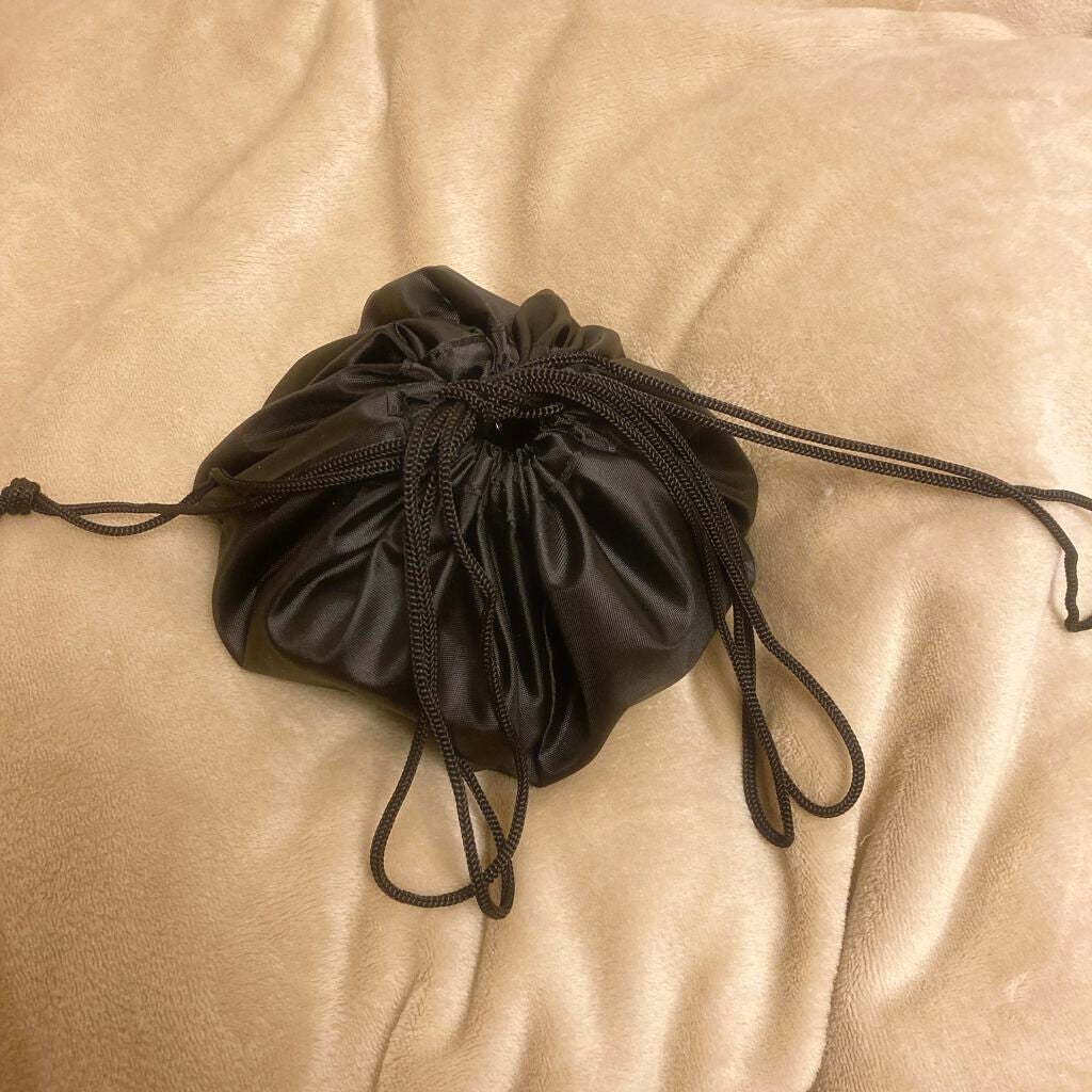 미❤︎みにょん on LIPS 「#セリアで見つけた、大容量ポーチ👼🏻これきゅきゅ〜と紐で縛れば..」(3枚目)