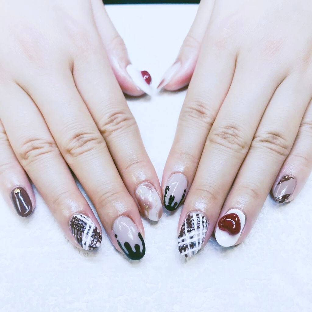 みん on LIPS 「最新の#ネイル💅#バレンタインにちなんで#ハートや#チョコっぽ..」(1枚目)