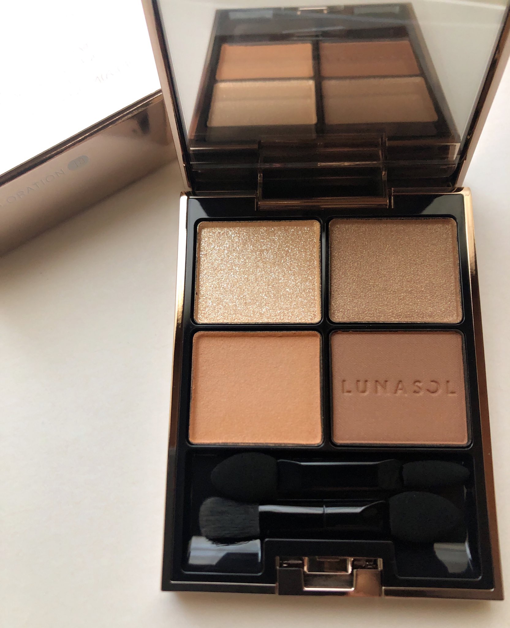 ♛
アイカラーレーション/LUNASOL
♛
18 セピアアンバー
オレンジの仕込みベースが体温のように
発色して繊細すぎる🥹
グラデーション使いはもちろんのこと、
単色使いでも仕上がりが本当に綺麗で、
どう使ってもすごくオシャレに仕上が