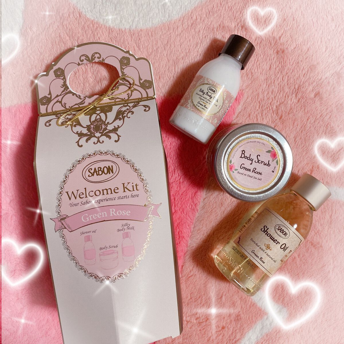 ♡ピンク×SABON♡


🌸SABON  ウェルカムキット　グリーンローズ🌸

憧れのSABON。今回はこちらの
ボディスクラブ、ボディミルク、シャワーオイルの
ピンクで可愛らしいセットを紹介します。

箱からすでに可愛すぎです💕
